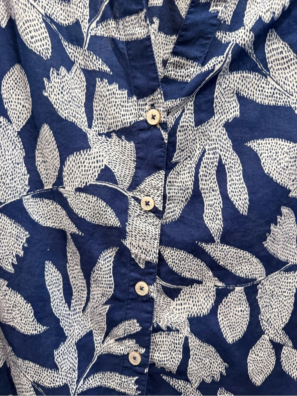 Chico‘s cotton Women’s Navy Leaf-Print Button-Up Blouse size 1 - Picture 5 of 10